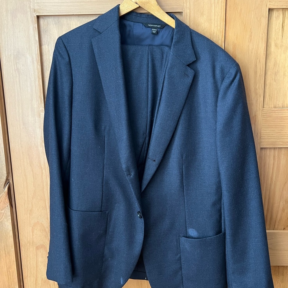 NWT banana republic blue suit. 42r/s